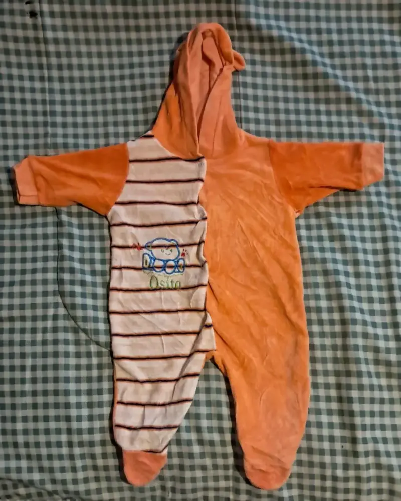 Enterito de bebé con capucha y diseño de osito