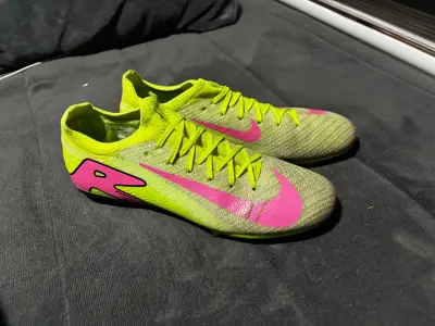 Zapatillas de fútbol Nike verdes y rosadas - miniatura 1