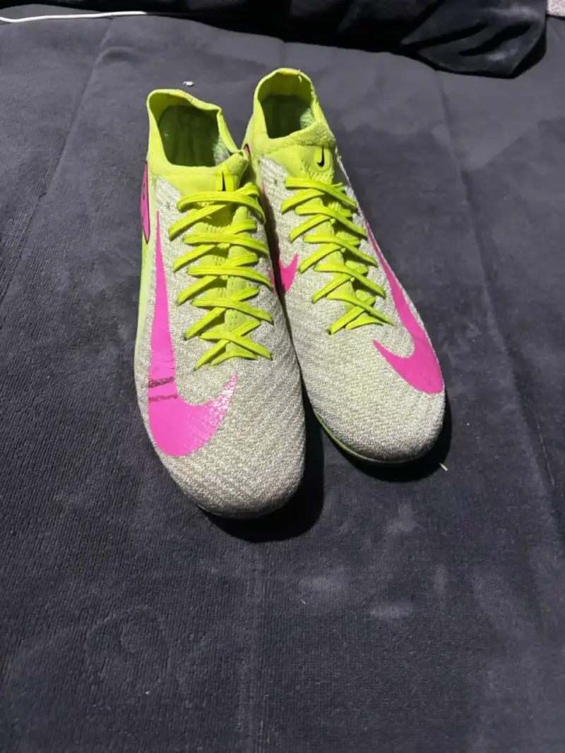 Zapatillas de fútbol Nike verdes y rosadas - 2