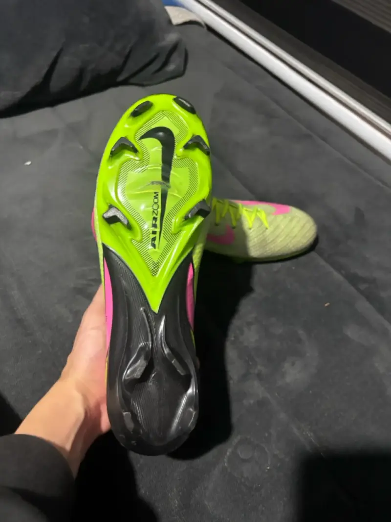 Zapatillas de fútbol Nike verdes y rosadas - 3