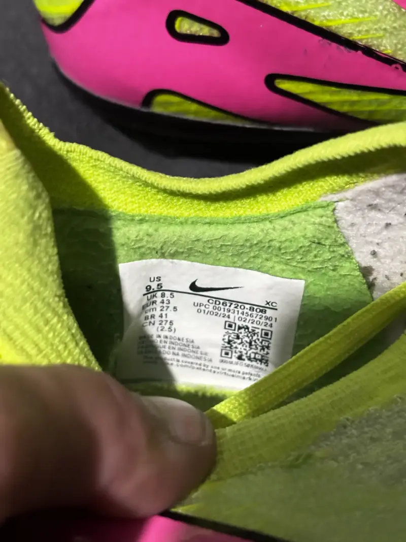 Zapatillas de fútbol Nike verdes y rosadas - 4