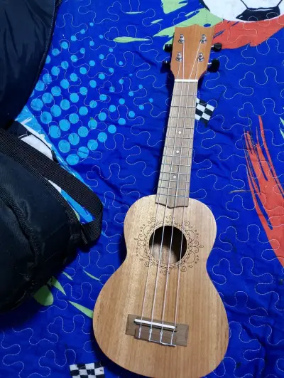 Ukulele soprano de madera con funda - miniatura 1