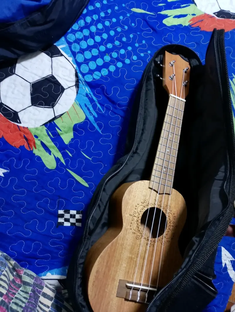 Ukulele soprano de madera con funda - 2