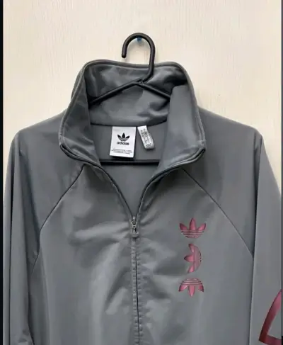 Chaqueta deportiva gris Adidas con logo - miniatura 1