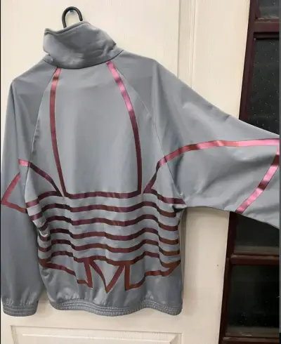 Chaqueta deportiva gris Adidas con logo - miniatura 2