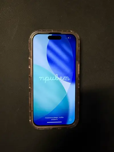 iPhone 15 pro con funda protectora - miniatura 1
