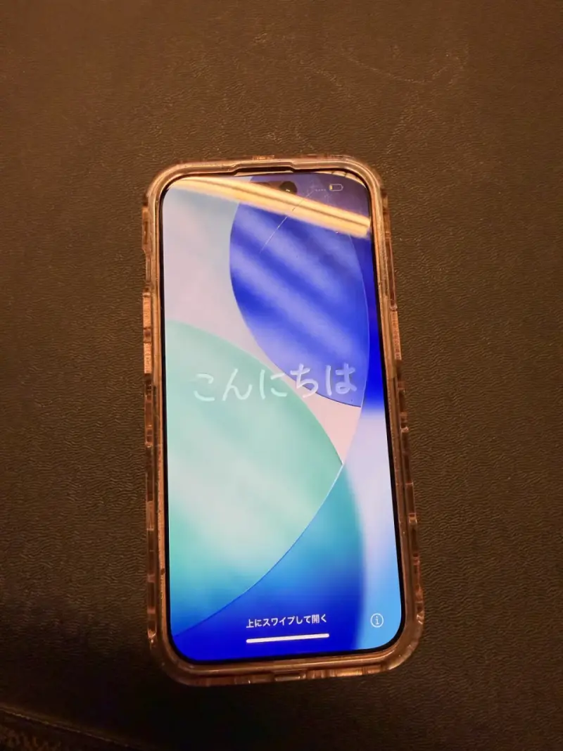 iPhone 15 pro con funda protectora - 2