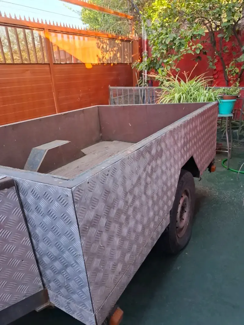 Carro de arrastre metálico con rueda de repuesto - 3