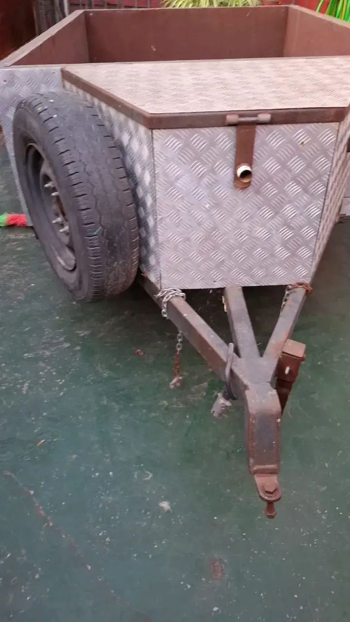 Carro de arrastre metálico con rueda de repuesto - 6