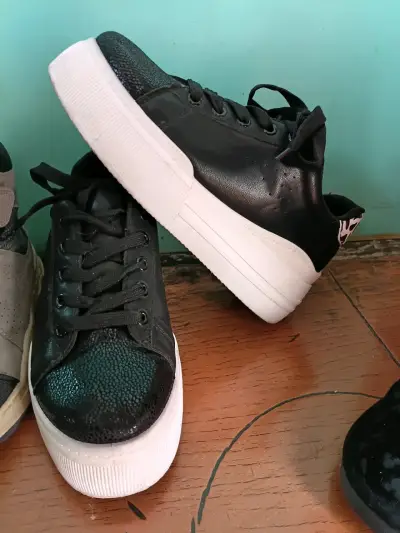 Zapatillas negras con plataforma y diseño animal print - miniatura 1