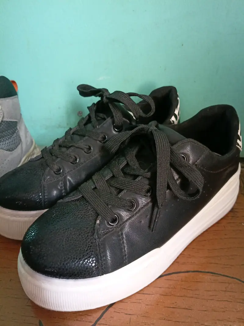 Zapatillas negras con plataforma y diseño animal print - 2