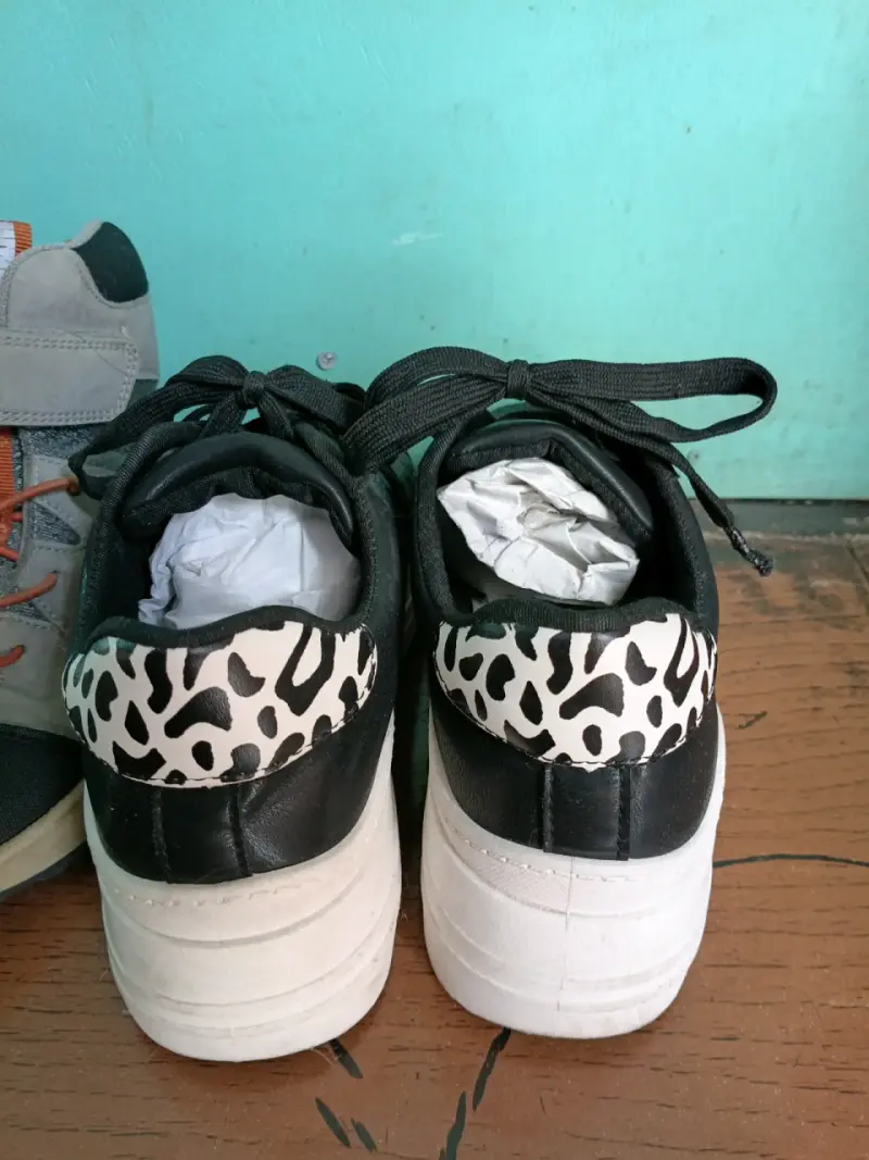 Zapatillas negras con plataforma y diseño animal print - 3