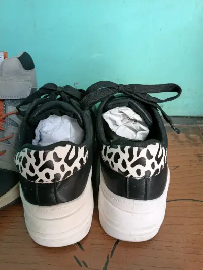Zapatillas negras con plataforma y diseño animal print - miniatura 3
