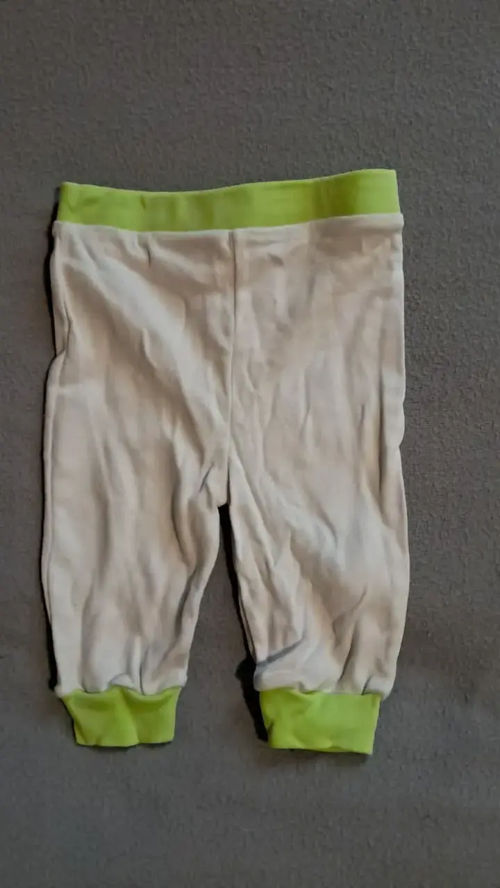 Pantalones de bebé con detalles coloridos