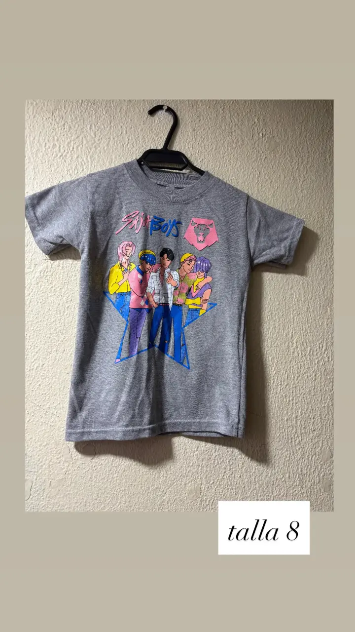 Polera gris infantil con diseño gráfico