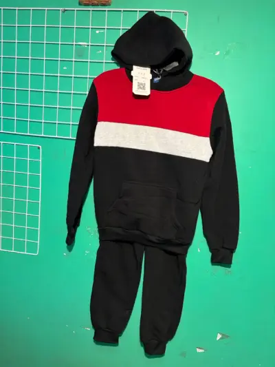 Conjunto deportivo para niños negro y roj - miniatura 1