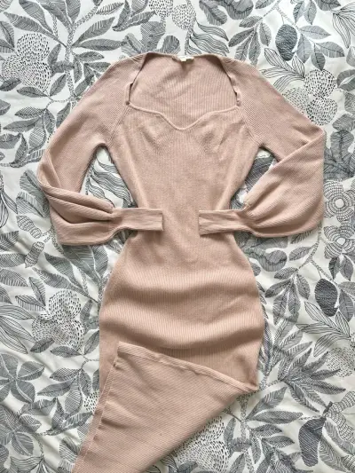 Vestido ajustado de punto color beige - miniatura 1