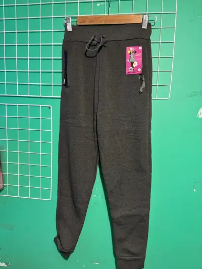 Pantalones deportivos gris oscuro con bolsillos - miniatura 1