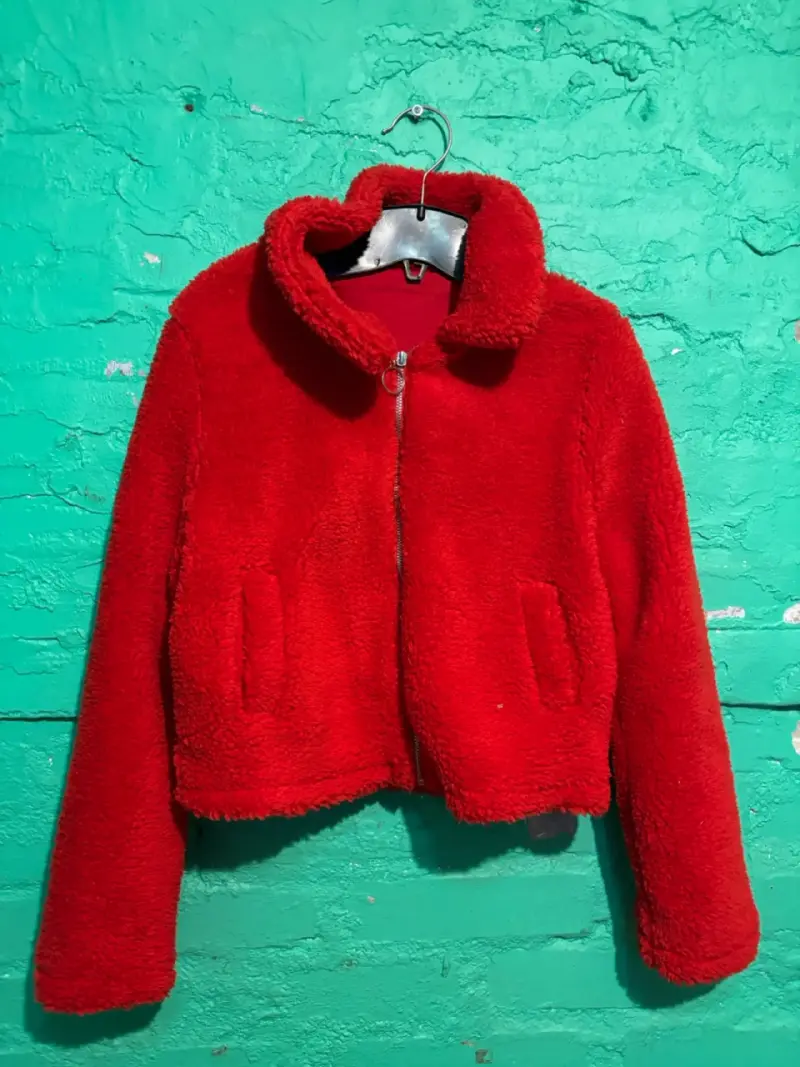 Chaqueta de felpa roja para mujer