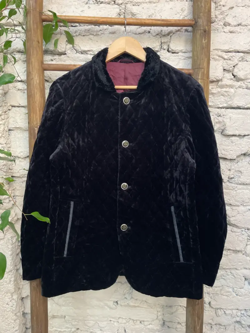 Chaqueta de terciopelo negra con bellos botones - 1