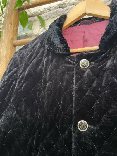 Chaqueta de terciopelo negra con bellos botones - miniatura 2