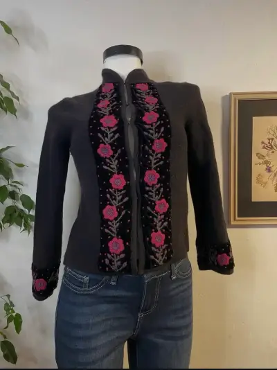 Cardigan negro con bordado floral - miniatura 1