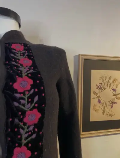 Cardigan negro con bordado floral - miniatura 2