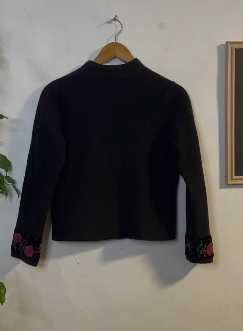 Cardigan negro con bordado floral - 3