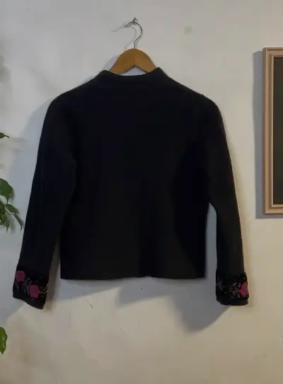 Cardigan negro con bordado floral - miniatura 3