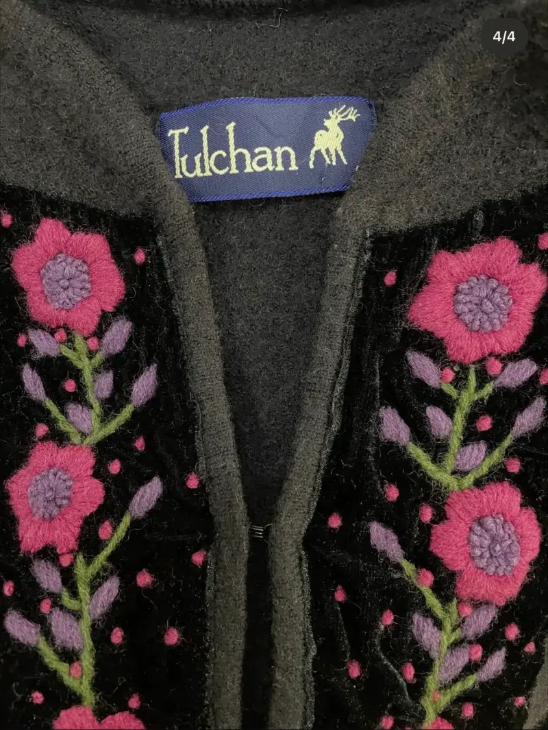 Cardigan negro con bordado floral - 4