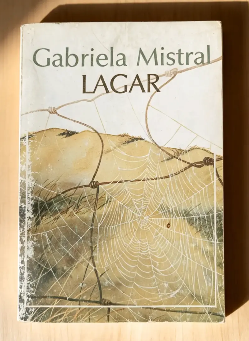 Libro 'Lagar' de Gabriela Mistral en buen estado