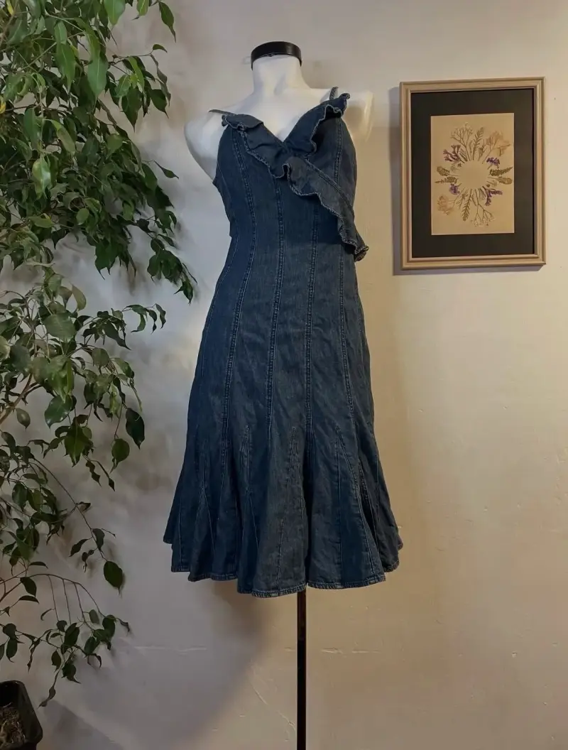 Vestido de mezclilla con volantes - 1