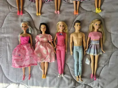 Lote de 10 muñecas Barbie - miniatura 2