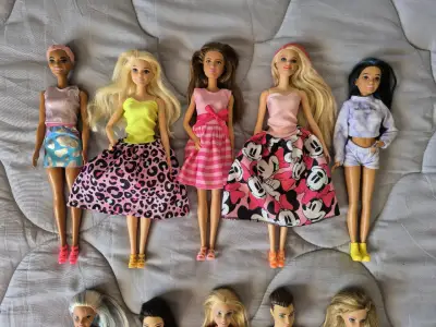 Lote de 10 muñecas Barbie - miniatura 3
