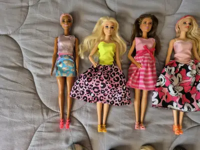 Lote de 10 muñecas Barbie - miniatura 6