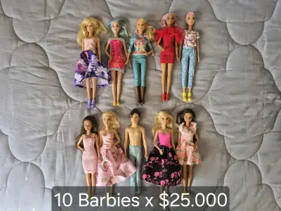 Lote de 10 muñecas Barbie - miniatura 1