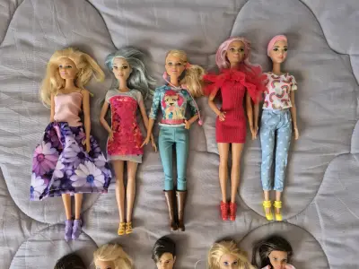 Lote de 10 muñecas Barbie - miniatura 3