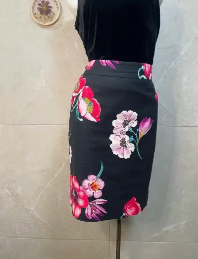 Falda lápiz floral negra con estampado colorido - miniatura 1