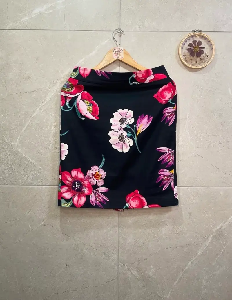 Falda lápiz floral negra con estampado colorido - 2