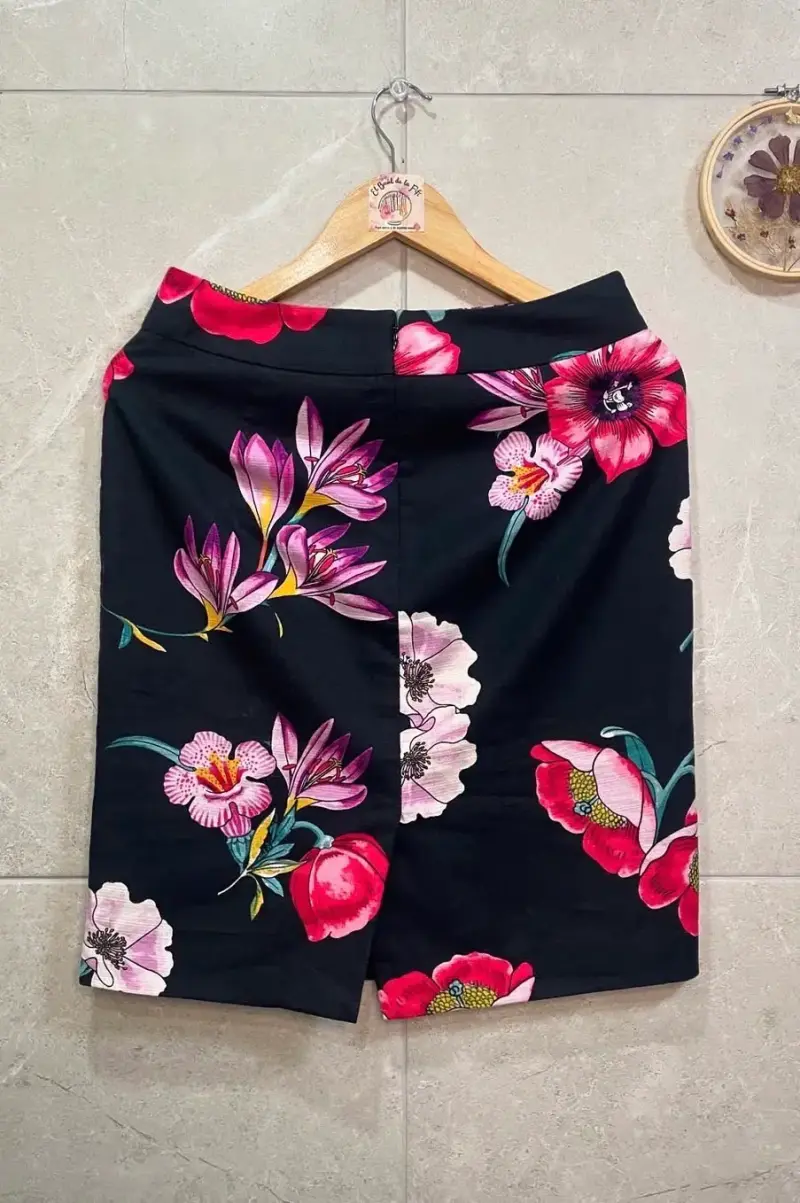Falda lápiz floral negra con estampado colorido - 3