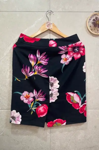 Falda lápiz floral negra con estampado colorido - miniatura 3