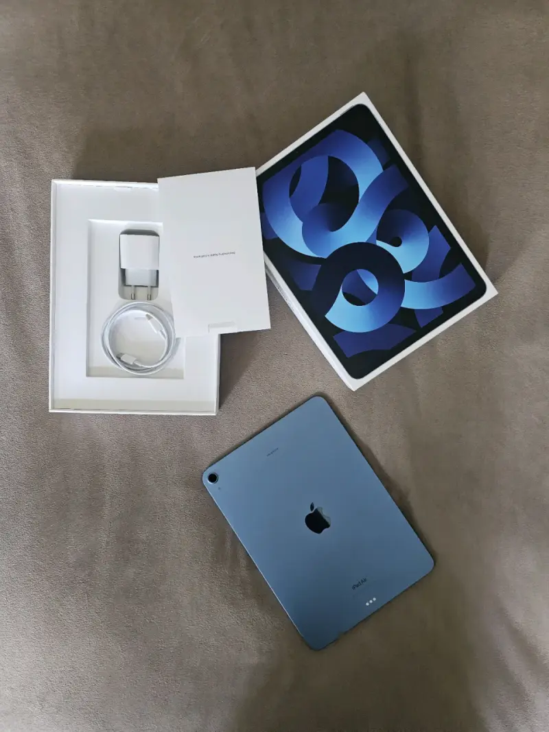 iPad Air 5ta Generación 256GB Azul con Accesorios - 2