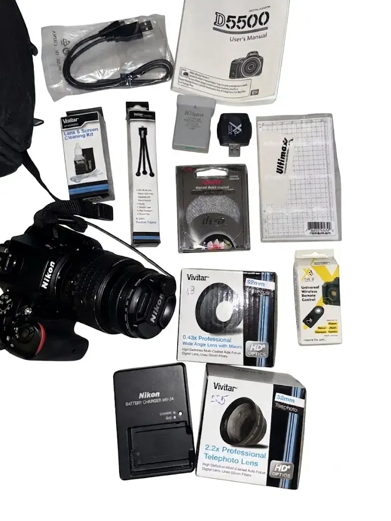 Cámara Nikon D5500 con accesorios y lentes Vivitar - 1