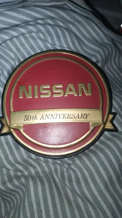 Emblema Nissan 50th Anniversary edición especial - miniatura 1