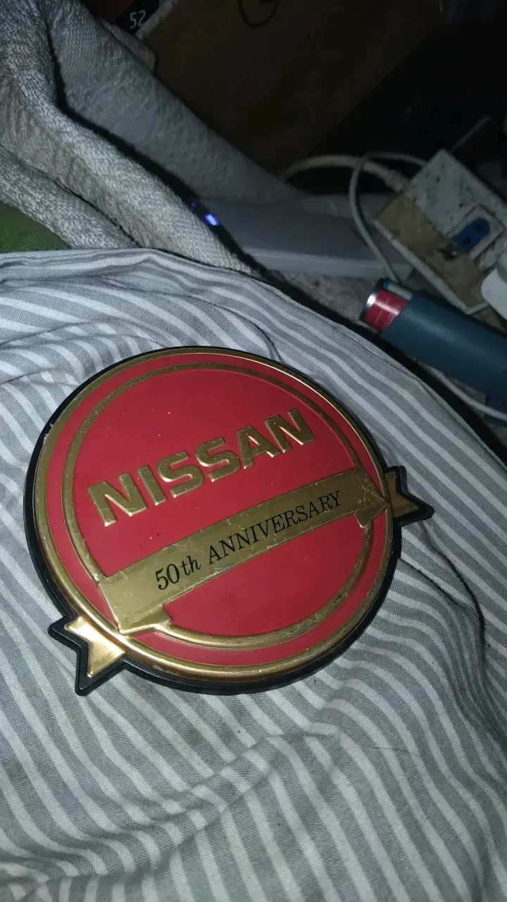 Emblema Nissan 50th Anniversary edición especial - 2