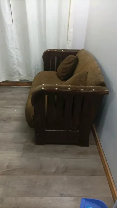 Juego de sillones de madera y tela marrón - miniatura 1