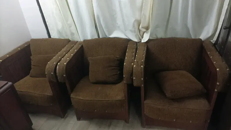 Juego de sillones de madera y tela marrón - 2
