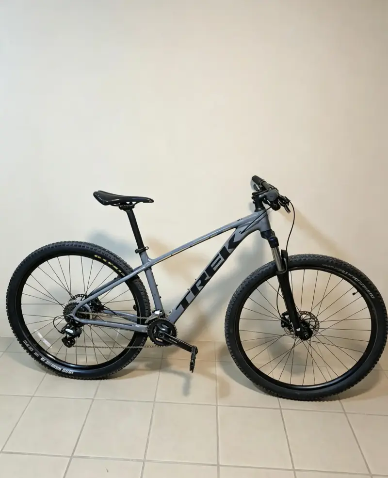 Bicicleta de montaña Trek gris en buen estado