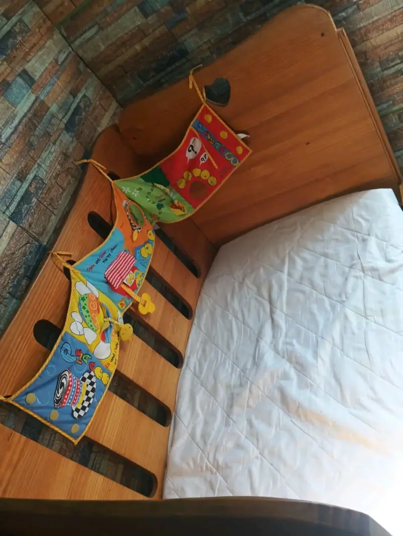 Cuna de madera para bebé con colchón - 2