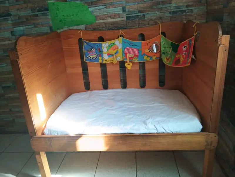 Cuna de madera para bebé con colchón - 3